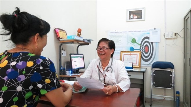 Dr Ngo Thi Anh Dong gives advice to the wife of a man diagnosed with HIV. (Photo: VNA)