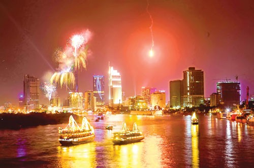 Enjoying New Year on Sai Gon River Enjoying New Year on Sai Gon River