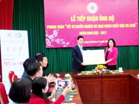 The VNRC received VND15 billion donated by 9 organizations and individuals. (Photo: Sggp) The VNRC received VND15 billion donated by 9 organizations and individuals. (Photo: Sggp)