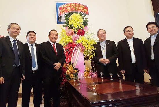 Deputy Prime Minister Truong Hoa Binh (L) congratulates Archbishop of the Ho Chi Minh City Archdiocese Bui Van Doc. (Photo: Sggp) Deputy Prime Minister Truong Hoa Binh (L) congratulates Archbishop of the Ho Chi Minh City Archdiocese Bui Van Doc. (Photo: Sggp)