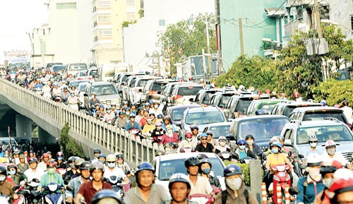 Traffic jam in Phan Hung street, District 8, HCMC on December 22 (Photo: SGGP) Traffic jam in Phan Hung street, District 8, HCMC on December 22 (Photo: SGGP)