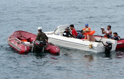 Vietnamese, Russian scientists during their sea survey voyage (Photo: VAST) Vietnamese, Russian scientists during their sea survey voyage (Photo: VAST)