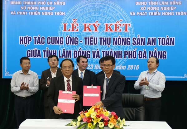 At the signing ceremony in Danang City At the signing ceremony in Danang City