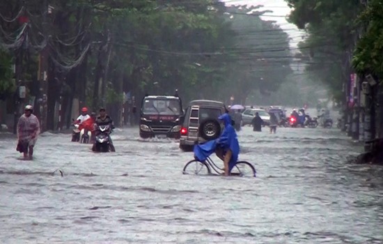 Many roads in the central province of Phu Yen are inundated seriously. Da Nang government decides to cancel firework to donate support to submerged provinces (Photo: SGGP) Many roads in the central province of Phu Yen are inundated seriously. Da Nang government decides to cancel firework to donate support to submerged provinces (Photo: SGGP)