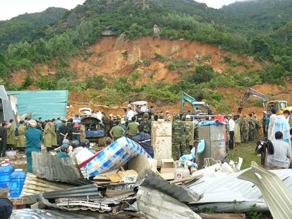 Terrible landslide in Khanh Hoa Province kills several people (Photo: SGGP) Terrible landslide in Khanh Hoa Province kills several people (Photo: SGGP)