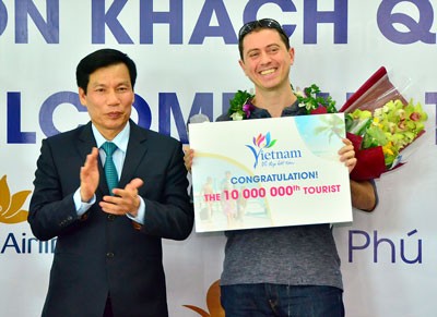 Minister of the Sport, Tourism and Culture, Nguyen Ngoc Thien congratulates the 10 millionth foreign visitor to Vietnam in 2016, Michael Tonge from the UK Minister of the Sport, Tourism and Culture, Nguyen Ngoc Thien congratulates the 10 millionth foreign visitor to Vietnam in 2016, Michael Tonge from the UK