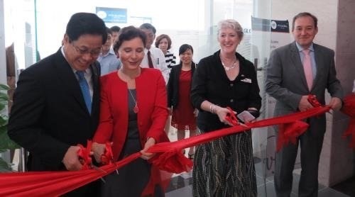 Representatives of UK and Australian Embassies join in an inauguration of the new joint United Kingdom and Australia Visa Application Center in Da Nang. (Photo courtesy Da Nang visitor center) Representatives of UK and Australian Embassies join in an inauguration of the new joint United Kingdom and Australia Visa Application Center in Da Nang. (Photo courtesy Da Nang visitor center)