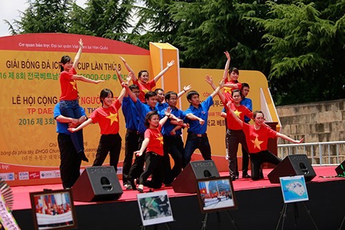 A performance at a festival held by Vietnamese expats in the RoK (Photo: vnexpress.net) A performance at a festival held by Vietnamese expats in the RoK (Photo: vnexpress.net)