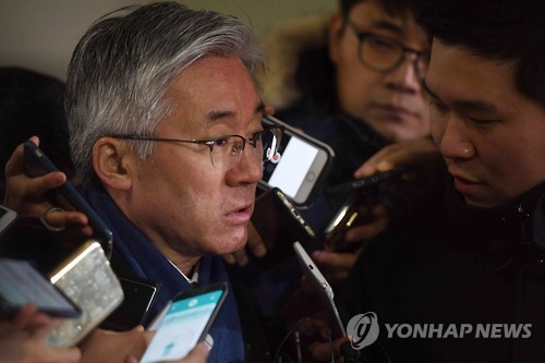 Kim Jong-deok, former culture minister, enters the special investigation team's office in Seoul to undergo questioning on Dec. 30, 2016. The team is looking into allegations the presidential office Cheong Wa Dae created a blacklist of cultural figures who are deemed critical of the government to restrict them from receiving government sponsorships. (Yonhap) Kim Jong-deok, former culture minister, enters the special investigation team's office in Seoul to undergo questioning on Dec. 30, 2016. The team is looking into allegations the presidential office Cheong Wa Dae created a blacklist of cultural figures who are deemed critical of the government to restrict them from receiving government sponsorships. (Yonhap)