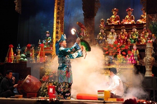 Chau Van singing, an indispensable rite in the practice related to the Vietnamese belief in worshiping Mother Goddesses of the Three Realms (Source: VNA) Chau Van singing, an indispensable rite in the practice related to the Vietnamese belief in worshiping Mother Goddesses of the Three Realms (Source: VNA)