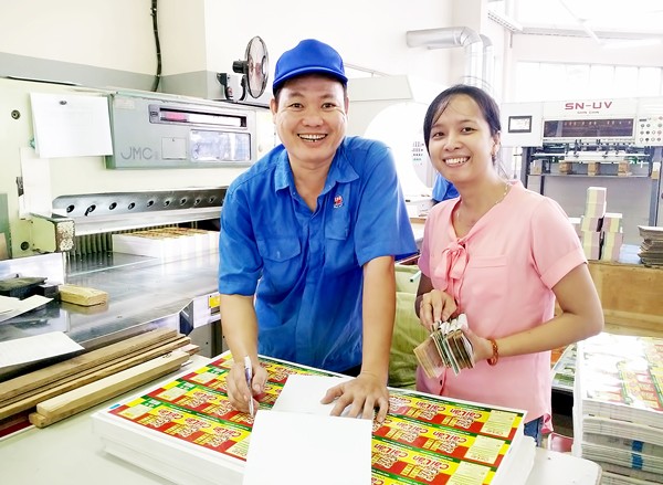 Workers of Printing Company No.7 are happy at receiving Tet holiday bonus (Photo: SGGP) Workers of Printing Company No.7 are happy at receiving Tet holiday bonus (Photo: SGGP)