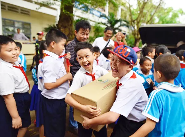 Tủ sách “Hạt mầm xanh” tặng học sinh Trà Vinh