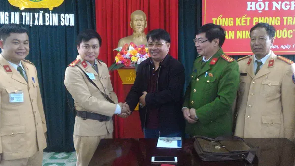Cảnh sát Giao thông Thanh Hóa trả lại gần 1 tỷ đồng cho người mất