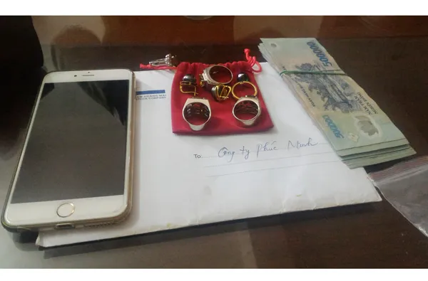 Cảnh sát Giao thông Thanh Hóa trả lại gần 1 tỷ đồng cho người mất ảnh 2 Cảnh sát Giao thông Thanh Hóa trả lại gần 1 tỷ đồng cho người mất ảnh 2