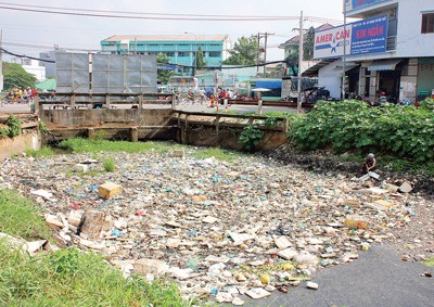 People throw waste into canal in the city causing serious pollution (photo: SGGP) People throw waste into canal in the city causing serious pollution (photo: SGGP)