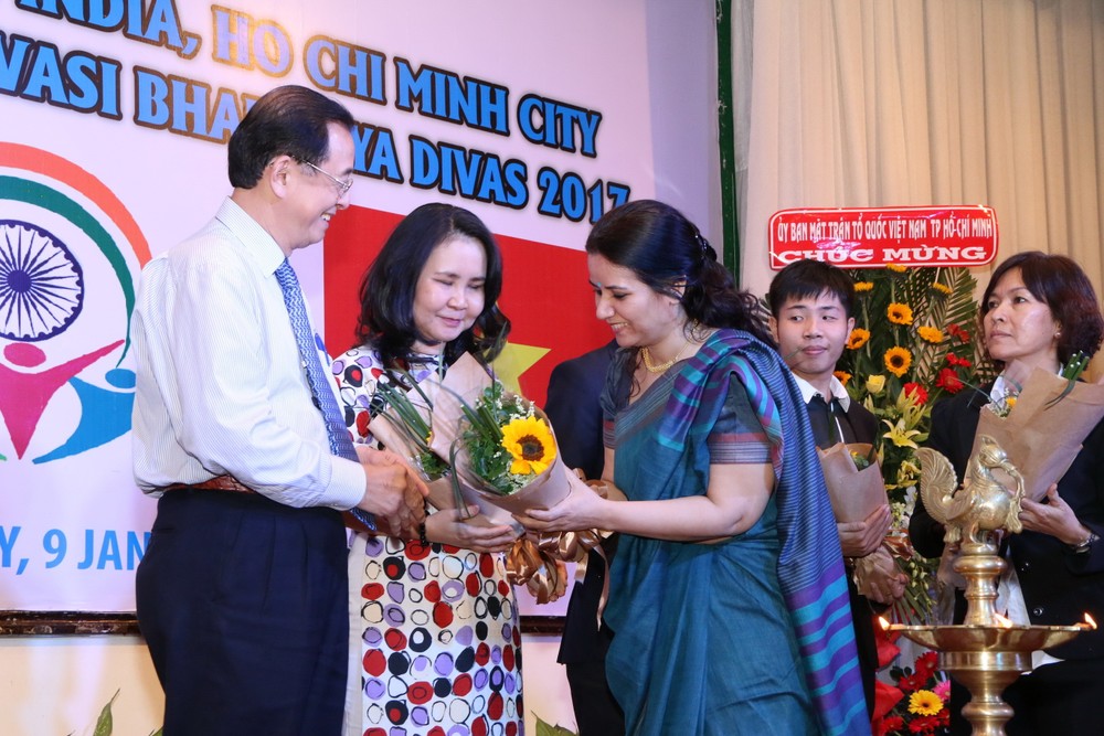 Consul General Smita (R) gives representatives of HCMC authorities flowers at a gathering to celebrate the 14th Non-Resident Indian Day on January 9, 2017 Consul General Smita (R) gives representatives of HCMC authorities flowers at a gathering to celebrate the 14th Non-Resident Indian Day on January 9, 2017