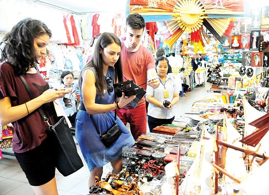 Foreign visitors do shopping at Ben Thanh Market, District 1, HCMC (Photo: SGGP) Foreign visitors do shopping at Ben Thanh Market, District 1, HCMC (Photo: SGGP)