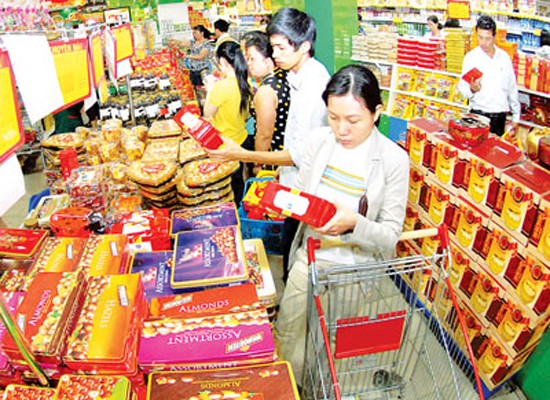 Customers buy confectionery products at Co.opMart Supermarket in Cong Quynh street, District 1, HCMC (Photo: SGGP) Customers buy confectionery products at Co.opMart Supermarket in Cong Quynh street, District 1, HCMC (Photo: SGGP)