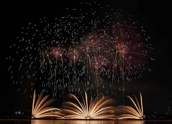 Spectacle: One of the main cultural events in Da Nang is an annual international fireworks competition. (Photo: VNS) Spectacle: One of the main cultural events in Da Nang is an annual international fireworks competition. (Photo: VNS)