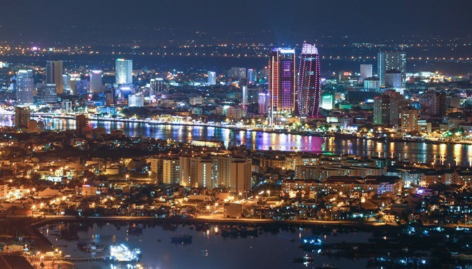 Glittering in the dark: The Thuan Phuoc Bridge over the Han River in Da Nang. (Photo: VNS) Glittering in the dark: The Thuan Phuoc Bridge over the Han River in Da Nang. (Photo: VNS)