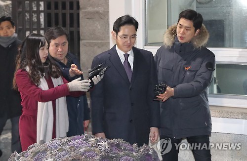 Lee Jae-yong, vice chairman of Samsung Electronics Co., walks out of a detention center in Uiwang, south of Seoul, on Jan. 19, 2017. (Yonhap) Lee Jae-yong, vice chairman of Samsung Electronics Co., walks out of a detention center in Uiwang, south of Seoul, on Jan. 19, 2017. (Yonhap)