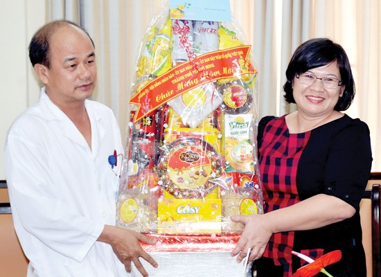 Deputy Head of the Ho Chi Minh City National Assembly (NA) Delegation Van Thi Bach Tuyet (R) presents Tet gifts to doctors and medical staffs of Pham Ngoc Thach Hospital. Deputy Head of the Ho Chi Minh City National Assembly (NA) Delegation Van Thi Bach Tuyet (R) presents Tet gifts to doctors and medical staffs of Pham Ngoc Thach Hospital.
