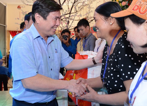 Chairman Phong congratulates workers at the meeting Chairman Phong congratulates workers at the meeting