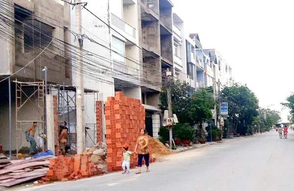 Những chồng gạch nguy hiểm trên đường
