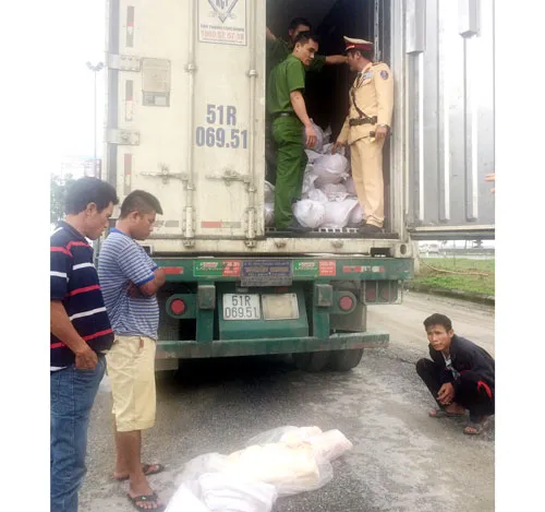 Bắt giữ gần 2 tấn sản phẩm động vật không rõ nguồn gốc