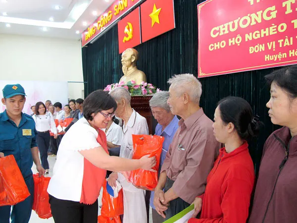 Đoàn ĐBQH TPHCM trao quà tết các hộ nghèo
