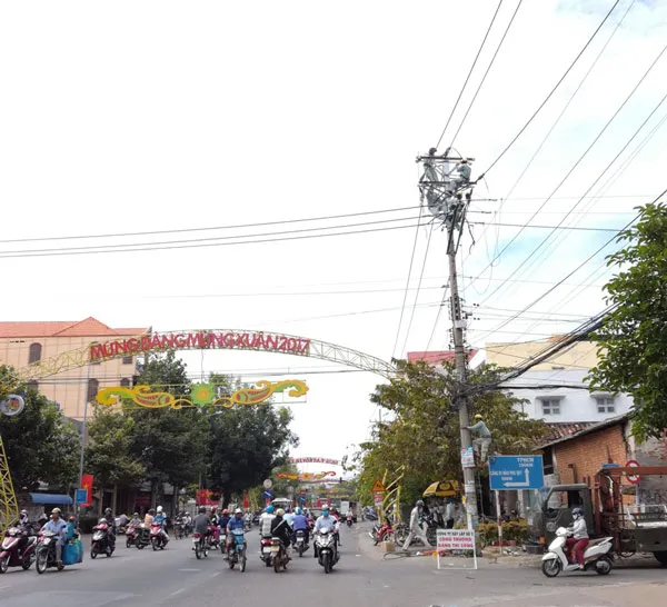 Phan Thiết chọn giải pháp nâng trụ điện lên cao để không tháo dỡ cổng chào mừng xuân