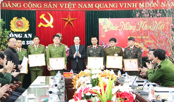 Bắt đối tượng vận chuyển 88 bánh heroin