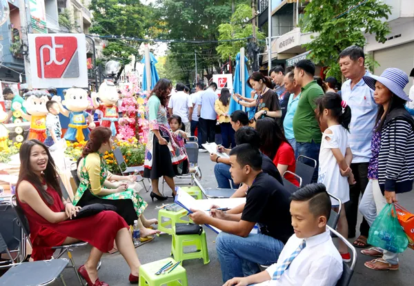 Người dân TPHCM hân hoan du xuân đầu năm ảnh 13 Người dân TPHCM hân hoan du xuân đầu năm ảnh 13