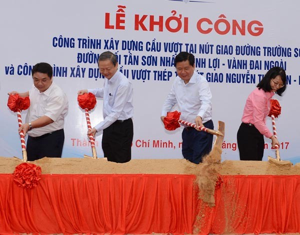 HCMC Party leader Dinh La Thang (R, 2nd) and People’s Committee deputy chairman Le Van Khoa (L, 2nd) at the groundbreaking ceremony of the two flyovers on February 8th (Photo: SGGP) HCMC Party leader Dinh La Thang (R, 2nd) and People’s Committee deputy chairman Le Van Khoa (L, 2nd) at the groundbreaking ceremony of the two flyovers on February 8th (Photo: SGGP)