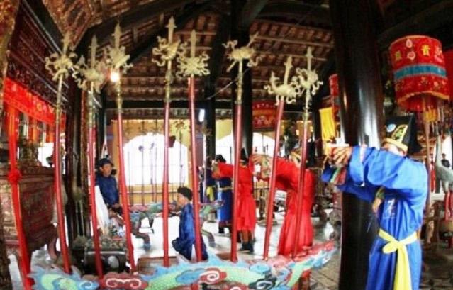 Phu Le “Sac bua” (Tet greeting) singing Phu Le “Sac bua” (Tet greeting) singing