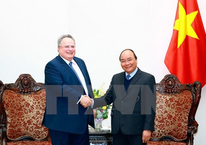 Prime Minister Nguyen Xuan Phuc (R) and Greek Foreign Minister N. Kotzias (Source: VNA) Prime Minister Nguyen Xuan Phuc (R) and Greek Foreign Minister N. Kotzias (Source: VNA)