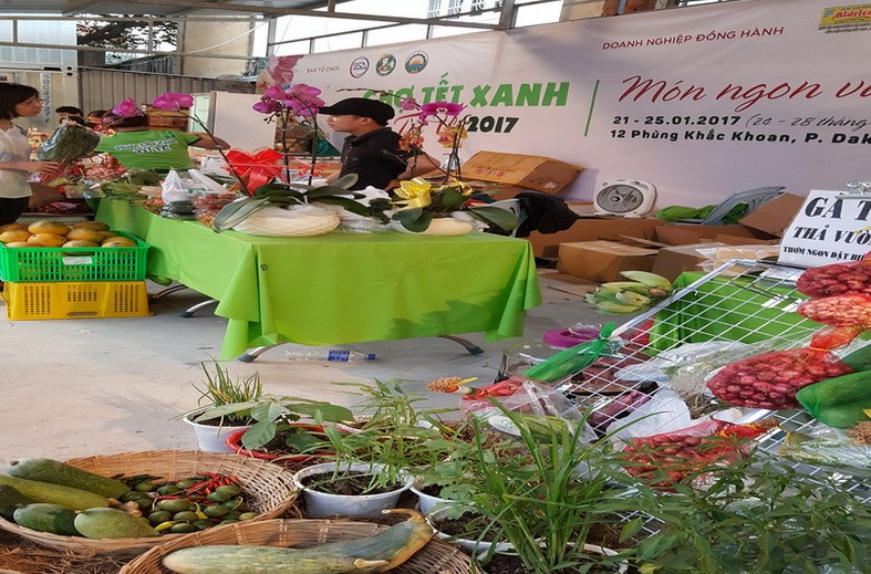 The 2017 green fair introducing farming products attract local consumers -Photo: L.L The 2017 green fair introducing farming products attract local consumers -Photo: L.L