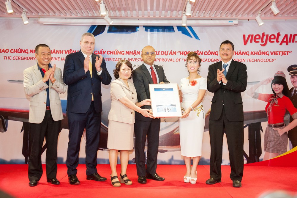 Vinoop Goel, Regional Director of IATA Asia Pacific (4th, left) presents the IATA membership certificate to Vietjet’s President & CEO Nguyen Thi Phuong Thao (2nd, right) with witness of Mr. Lai Xuan Thanh, Head of Civil Aviation Authority of Vietnam (1st, right) (Photo: Courtesy of Vietjet) Vinoop Goel, Regional Director of IATA Asia Pacific (4th, left) presents the IATA membership certificate to Vietjet’s President & CEO Nguyen Thi Phuong Thao (2nd, right) with witness of Mr. Lai Xuan Thanh, Head of Civil Aviation Authority of Vietnam (1st, right) (Photo: Courtesy of Vietjet)