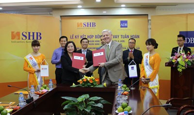 At the signing ceremony ( Photo: Coutersy of ADB) At the signing ceremony ( Photo: Coutersy of ADB)