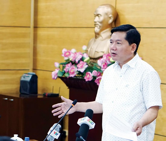 Mr. Dinh La Thang makes a statement at the working session with the Department of Education and Training in HCMC on February 23 (Photo: SGGP) Mr. Dinh La Thang makes a statement at the working session with the Department of Education and Training in HCMC on February 23 (Photo: SGGP)