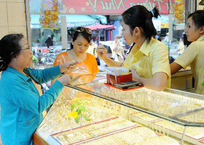 Vàng và USD đồng loạt tăng giá