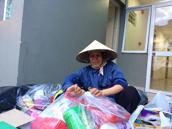 Cô lao công siêng làm việc thiện