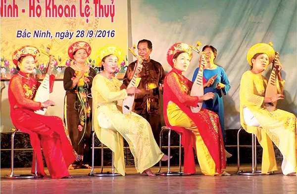 “Hô khoan... xin mời tất cả xố con”