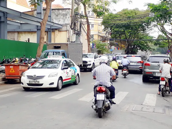 Để xe máy không còn chạy trên vỉa hè