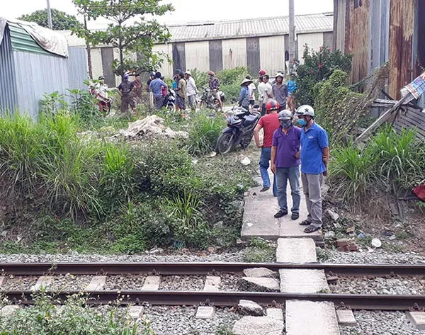 Tàu hỏa tông xe máy, 2 người thiệt mạng
