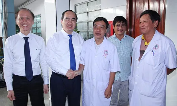 Lãnh đạo Trung ương và TPHCM thăm, chúc mừng các thầy thuốc