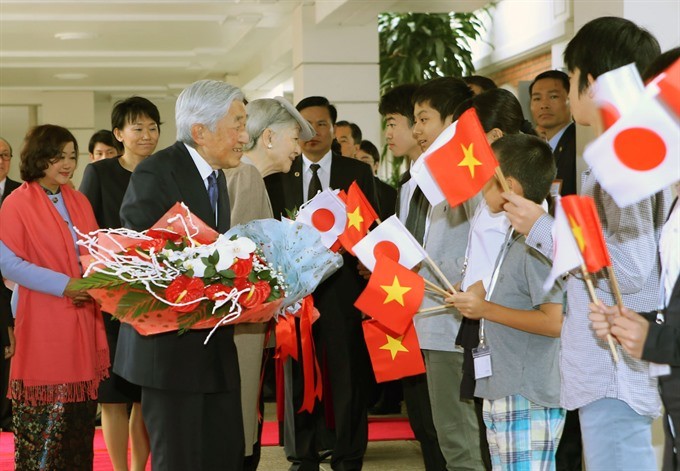 Emperor Akihito and Empress Michiko are welcomed by youth and children waving flags of both countries on their arrival yesterday in Hanoi. (Photo: VNA/VNS) Emperor Akihito and Empress Michiko are welcomed by youth and children waving flags of both countries on their arrival yesterday in Hanoi. (Photo: VNA/VNS)