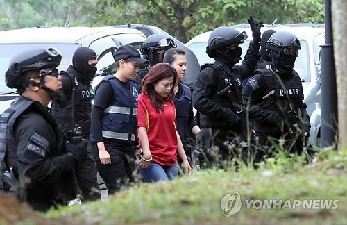 Indonesian Siti Aisyah arrives at a court in Malaysia on March 1, 2017. (Yonhap) Indonesian Siti Aisyah arrives at a court in Malaysia on March 1, 2017. (Yonhap)