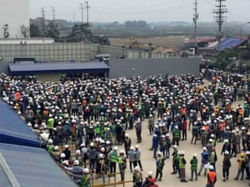 Over 1,000 workers gather in front of Samsung Display Vietnam, Bac Ninh province after a fight between some Vietnamese workers and a Korean security guard on February 28 Over 1,000 workers gather in front of Samsung Display Vietnam, Bac Ninh province after a fight between some Vietnamese workers and a Korean security guard on February 28