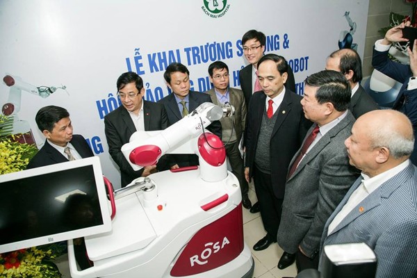 Bach Mai Hospital in Hanoi use robot for neurosurgery for the very first time (Photo: Courtesy of Bach Mai hospital) Bach Mai Hospital in Hanoi use robot for neurosurgery for the very first time (Photo: Courtesy of Bach Mai hospital)